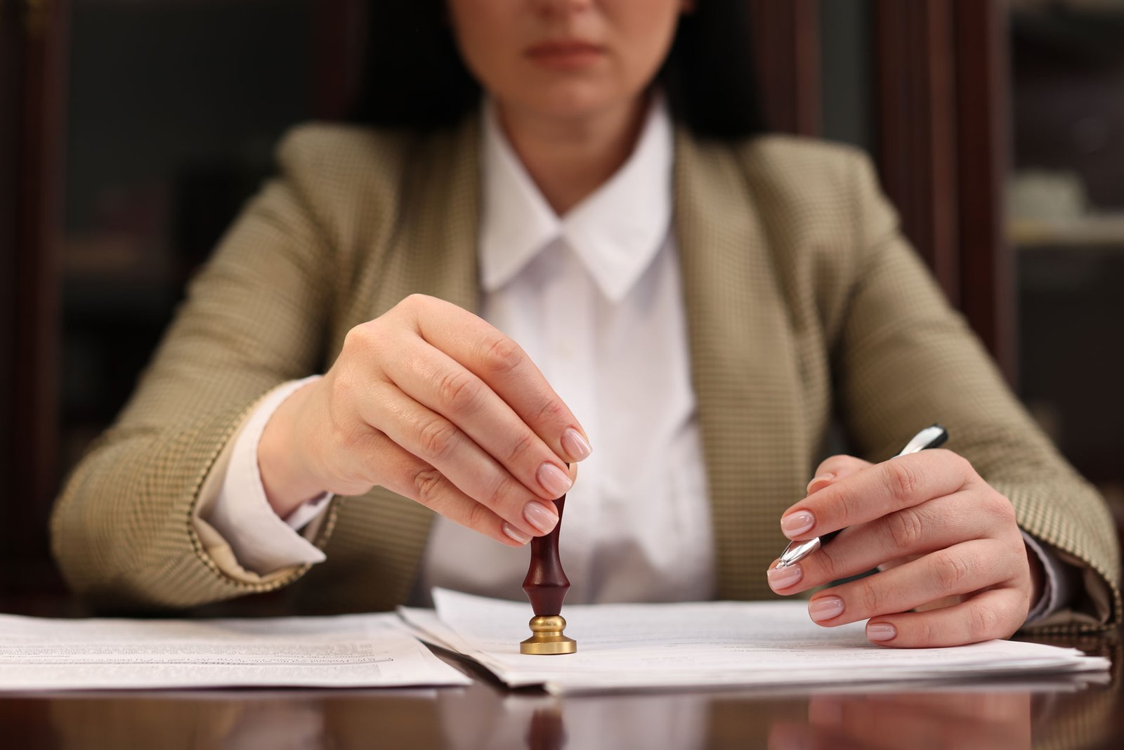 Profesional sellando un documento notarial